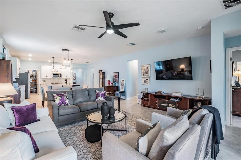 Active With Contract: $385,000 (3 beds, 2 baths, 2136 Square Feet)
