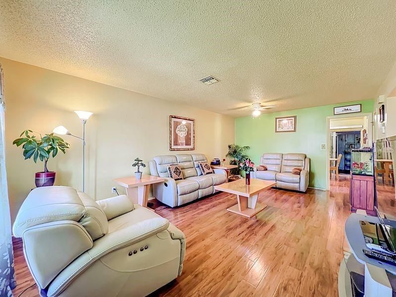 Active With Contract: $235,000 (2 beds, 1 baths, 952 Square Feet)