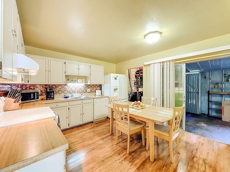 Active With Contract: $235,000 (2 beds, 1 baths, 952 Square Feet)