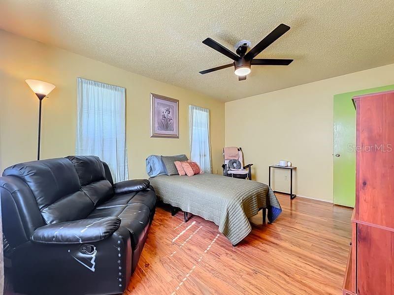 Active With Contract: $235,000 (2 beds, 1 baths, 952 Square Feet)