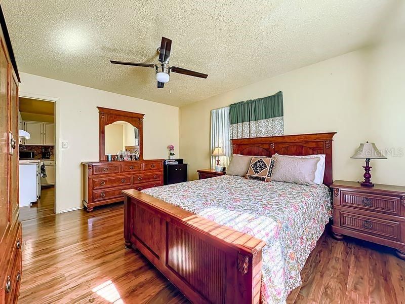 Active With Contract: $235,000 (2 beds, 1 baths, 952 Square Feet)