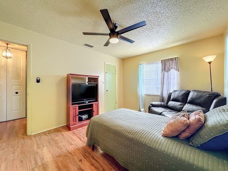 Active With Contract: $235,000 (2 beds, 1 baths, 952 Square Feet)