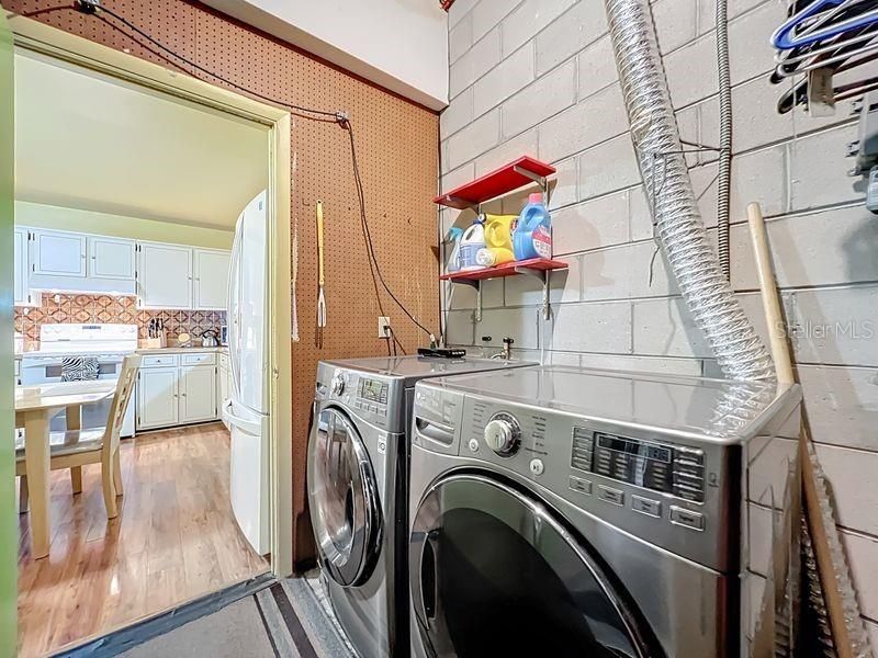 Active With Contract: $235,000 (2 beds, 1 baths, 952 Square Feet)