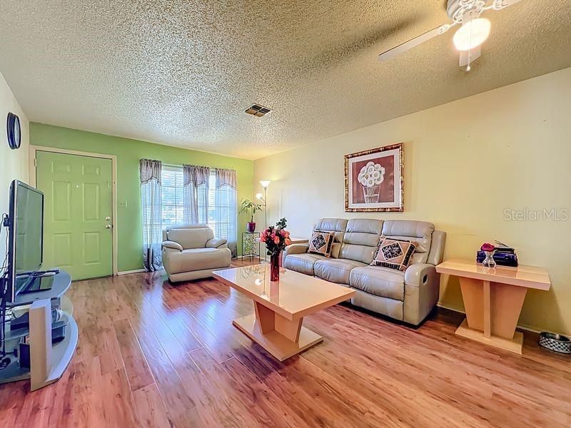 Active With Contract: $235,000 (2 beds, 1 baths, 952 Square Feet)