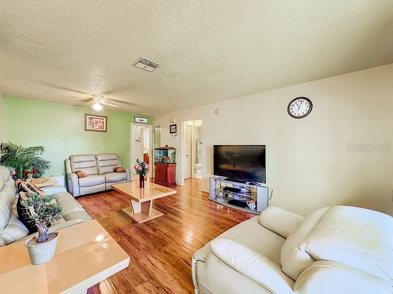 Active With Contract: $235,000 (2 beds, 1 baths, 952 Square Feet)