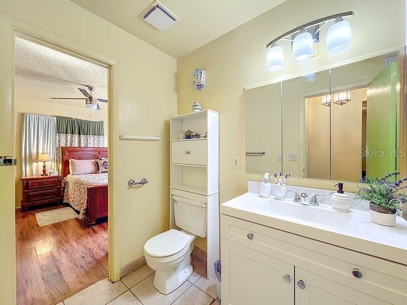 Active With Contract: $235,000 (2 beds, 1 baths, 952 Square Feet)