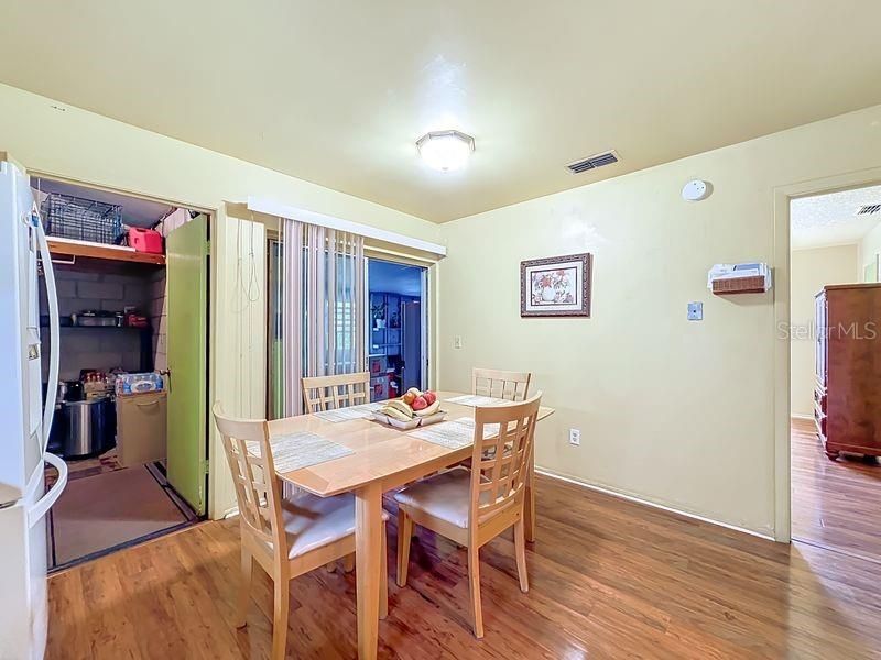 Active With Contract: $235,000 (2 beds, 1 baths, 952 Square Feet)