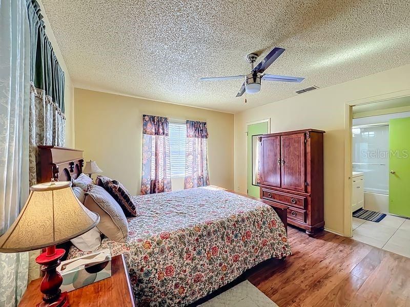 Active With Contract: $235,000 (2 beds, 1 baths, 952 Square Feet)