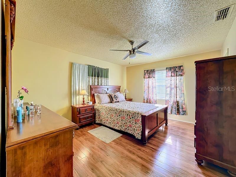 Active With Contract: $235,000 (2 beds, 1 baths, 952 Square Feet)