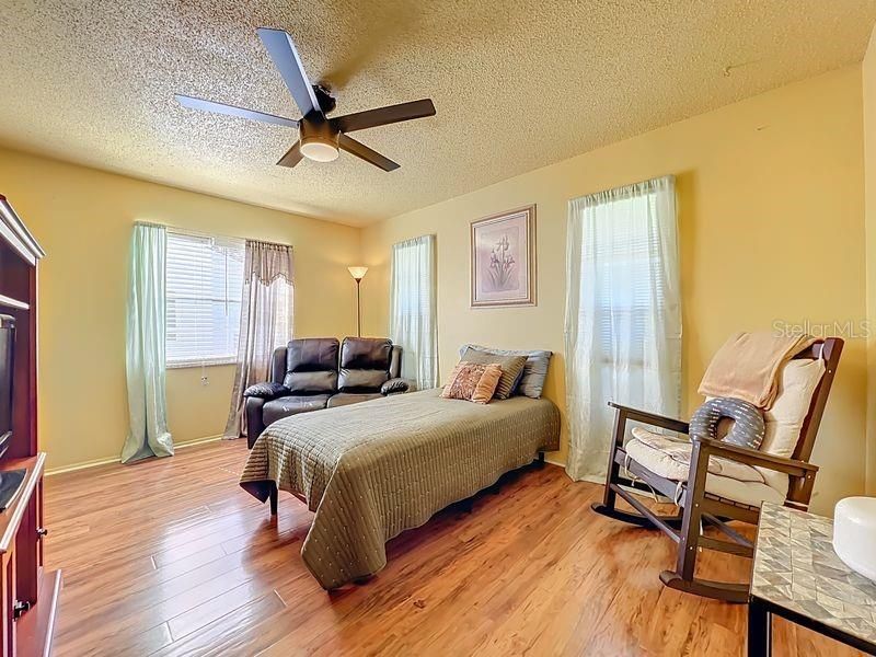 Active With Contract: $235,000 (2 beds, 1 baths, 952 Square Feet)