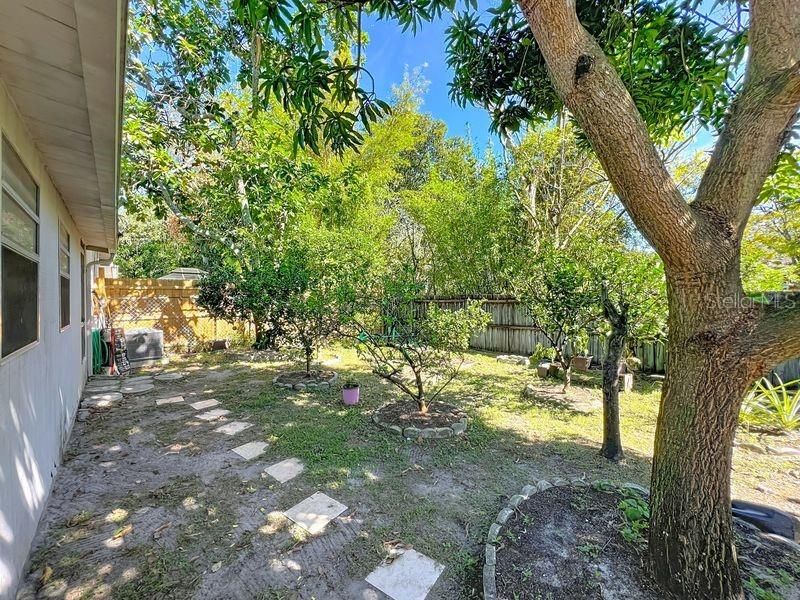 Active With Contract: $235,000 (2 beds, 1 baths, 952 Square Feet)