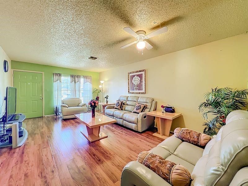 Active With Contract: $235,000 (2 beds, 1 baths, 952 Square Feet)