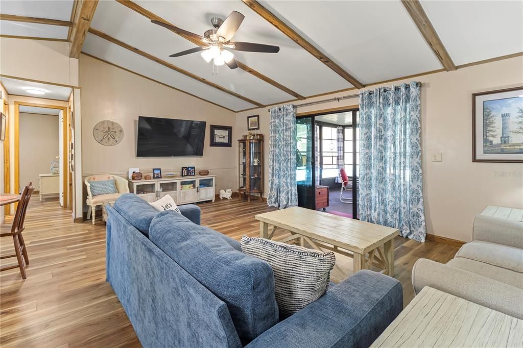 待售: $239,900 (2 贝兹, 2 浴室, 1176 平方英尺)