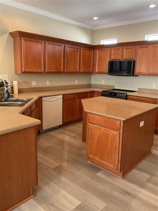 For Sale: $359,000 (3 beds, 2 baths, 1688 Square Feet)