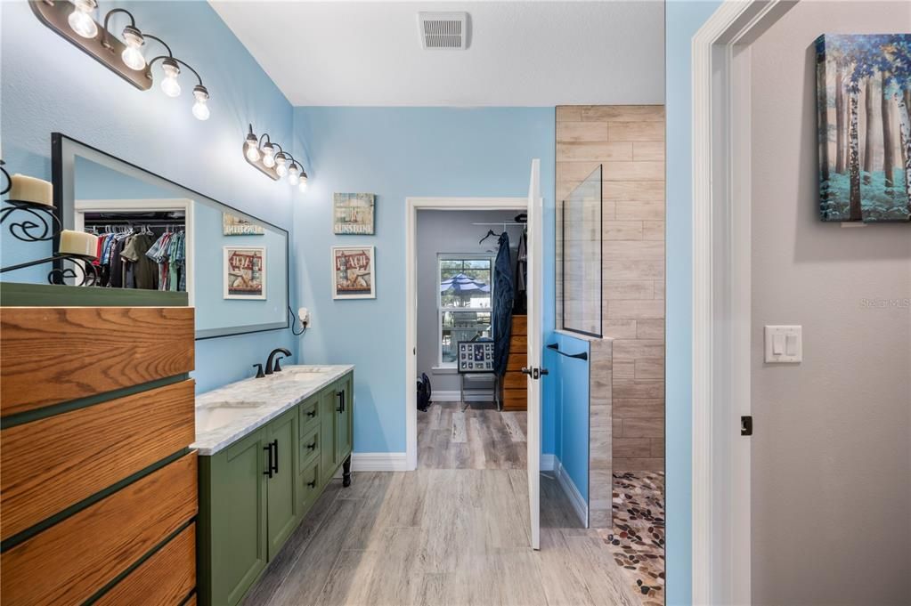 For Sale: $980,000 (5 beds, 5 baths, 4147 Square Feet)