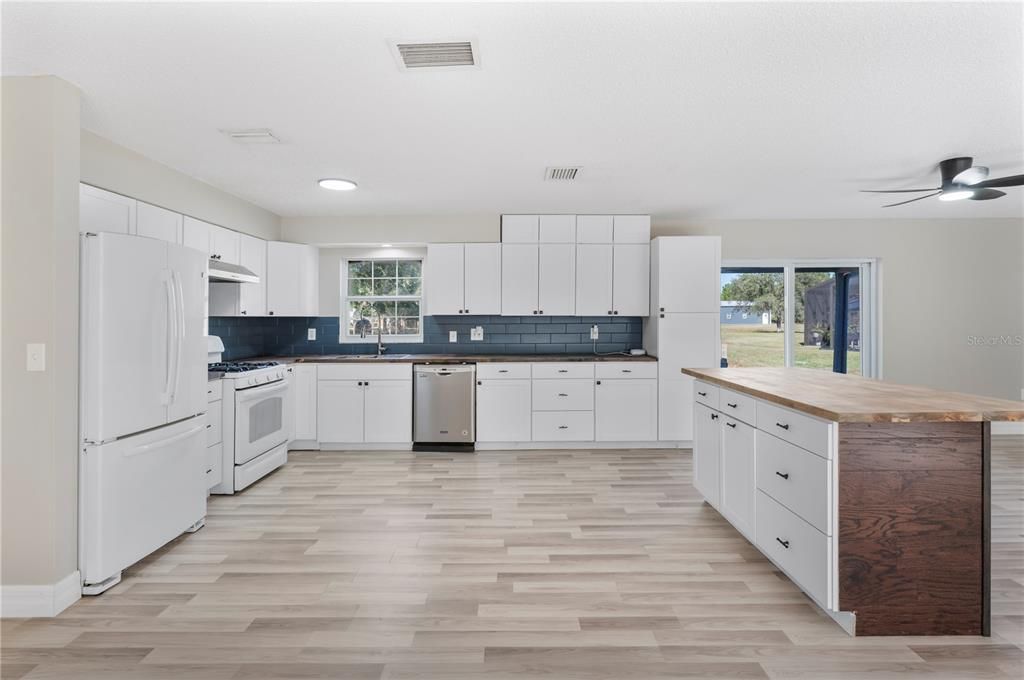 For Sale: $980,000 (5 beds, 5 baths, 4147 Square Feet)