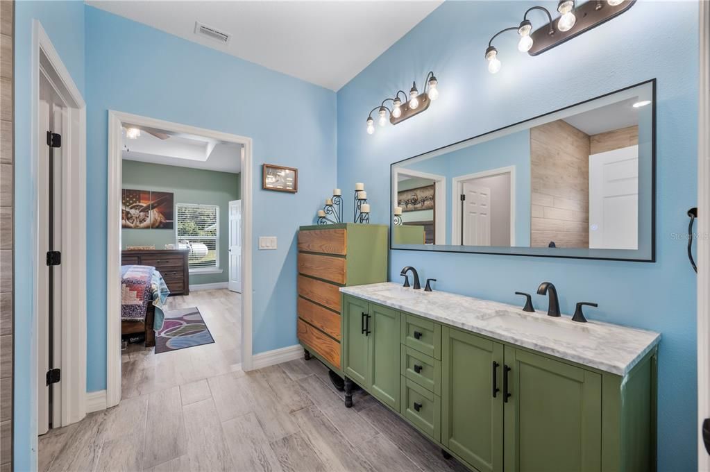 For Sale: $980,000 (5 beds, 5 baths, 4147 Square Feet)