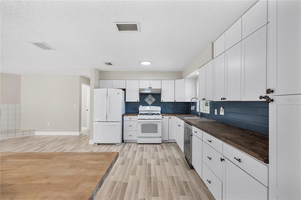 For Sale: $980,000 (5 beds, 5 baths, 4147 Square Feet)