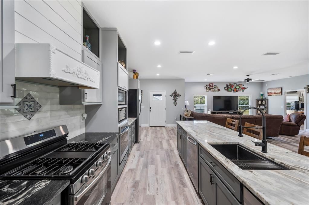 For Sale: $980,000 (5 beds, 5 baths, 4147 Square Feet)