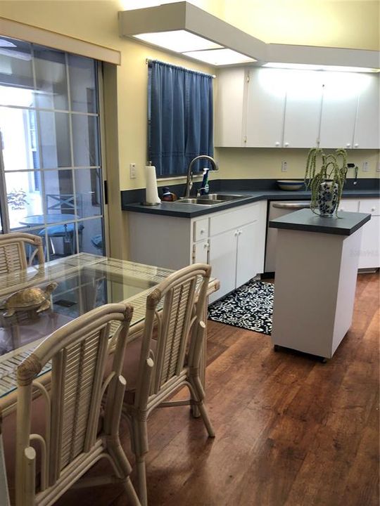 For Rent: $1,800 (3 beds, 2 baths, 1462 Square Feet)