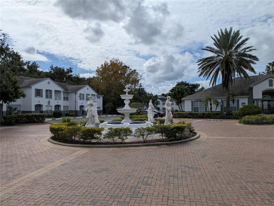 合同活跃: $1,550 (2 贝兹, 2 浴室, 996 平方英尺)