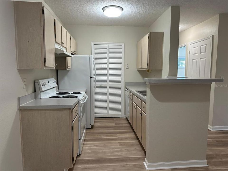 合同活跃: $1,550 (2 贝兹, 2 浴室, 996 平方英尺)