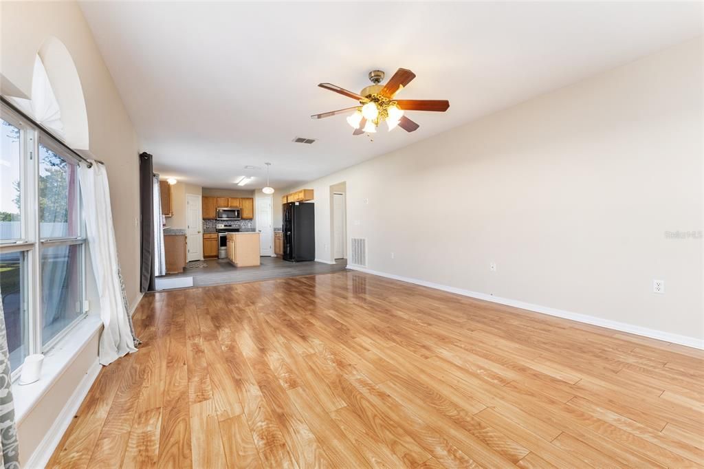 待售: $374,999 (4 贝兹, 2 浴室, 2820 平方英尺)