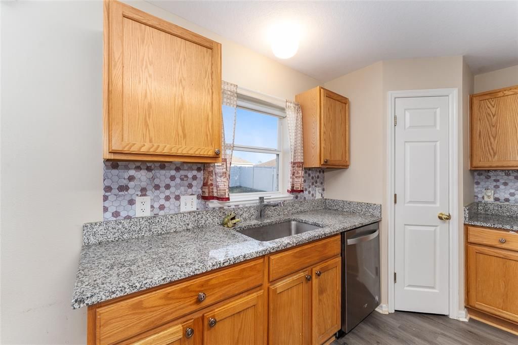 待售: $374,999 (4 贝兹, 2 浴室, 2820 平方英尺)