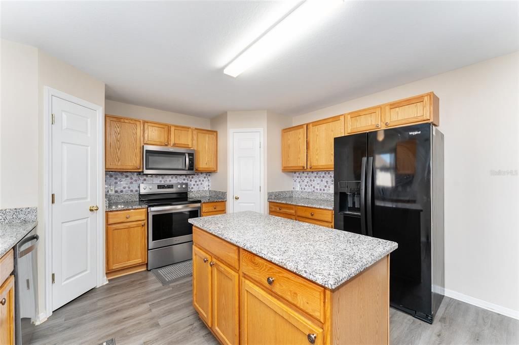 待售: $374,999 (4 贝兹, 2 浴室, 2820 平方英尺)