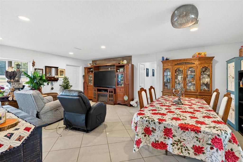 En Venta: $355,000 (4 camas, 3 baños, 1996 Pies cuadrados)