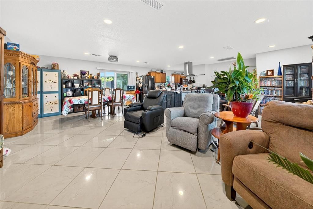 En Venta: $355,000 (4 camas, 3 baños, 1996 Pies cuadrados)