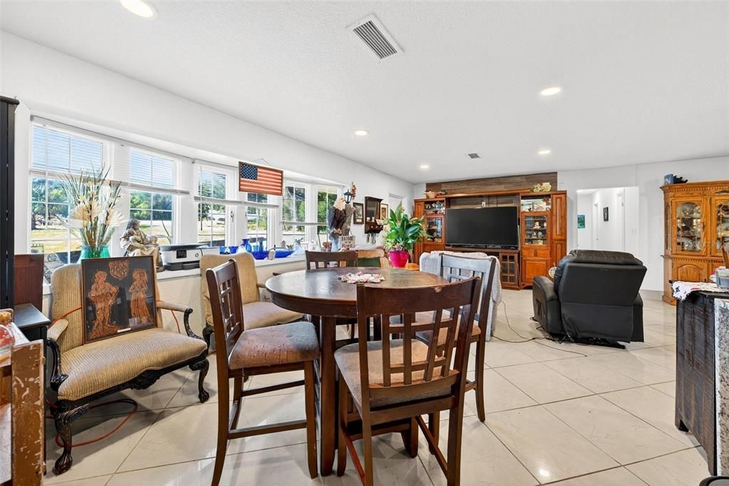 En Venta: $355,000 (4 camas, 3 baños, 1996 Pies cuadrados)