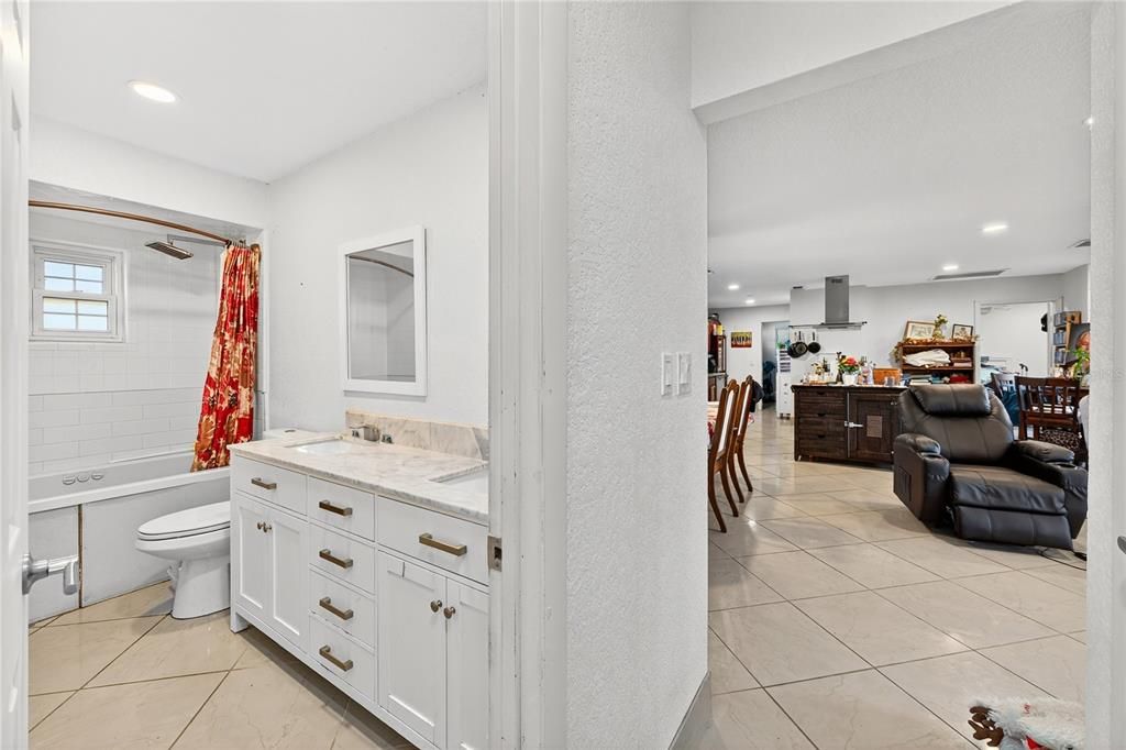 En Venta: $355,000 (4 camas, 3 baños, 1996 Pies cuadrados)