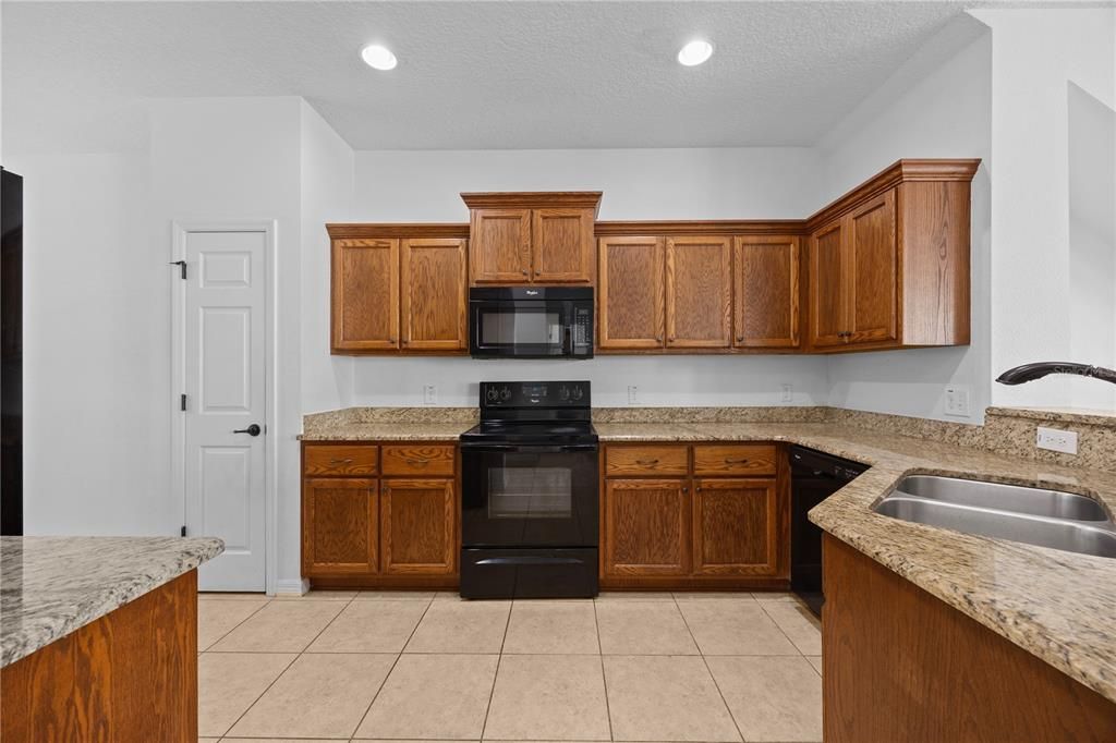 For Rent: $1,900 (3 beds, 2 baths, 1832 Square Feet)