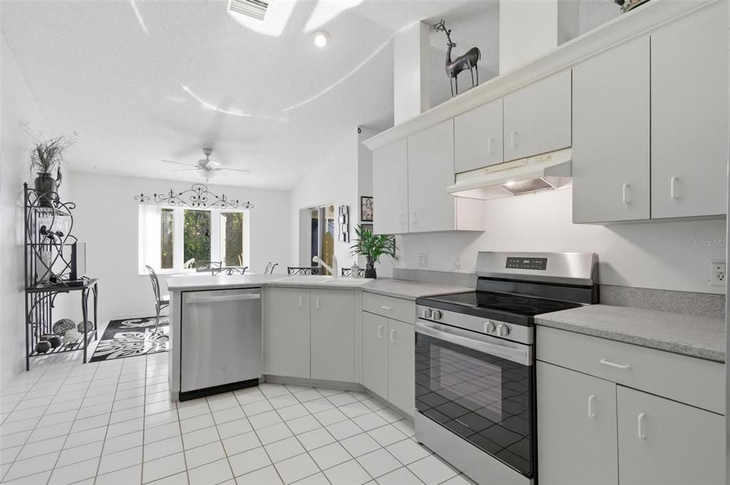 Active With Contract: $250,000 (3 beds, 2 baths, 1553 Square Feet)