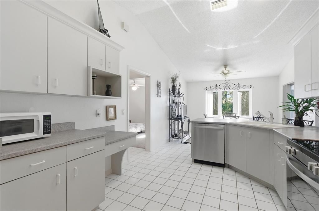 Active With Contract: $250,000 (3 beds, 2 baths, 1553 Square Feet)