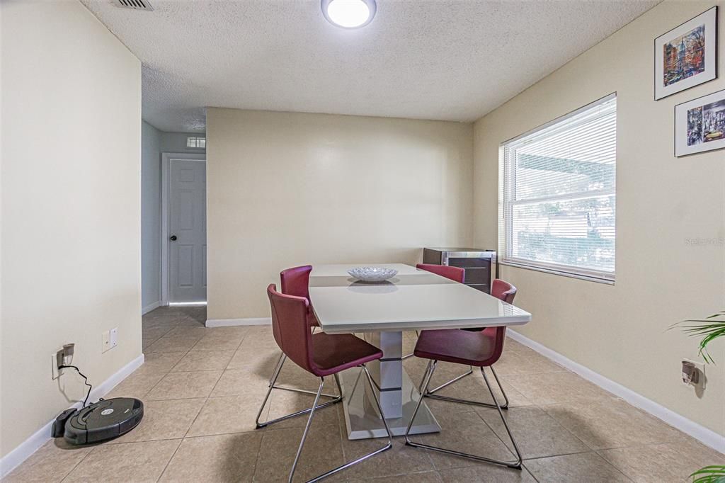 Activo con contrato: $324,900 (4 camas, 3 baños, 1584 Pies cuadrados)