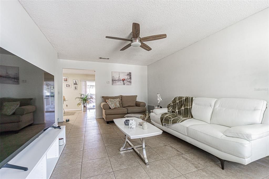 Activo con contrato: $324,900 (4 camas, 3 baños, 1584 Pies cuadrados)