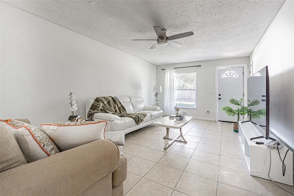 Activo con contrato: $324,900 (4 camas, 3 baños, 1584 Pies cuadrados)