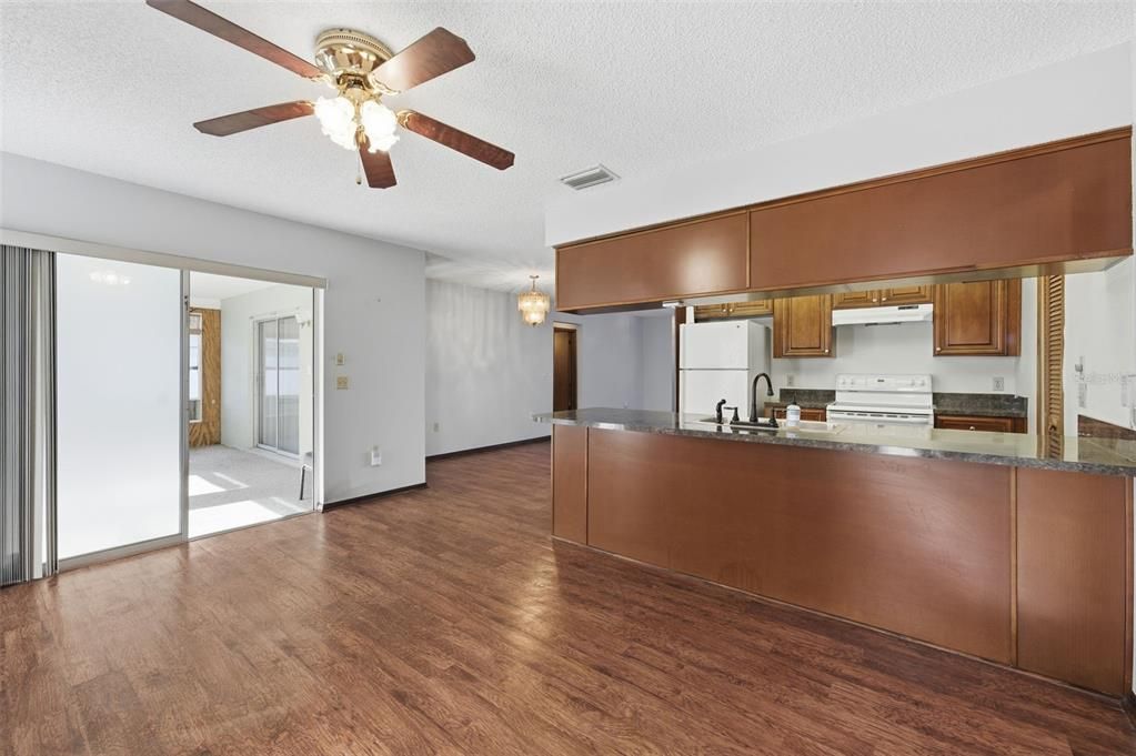 合同活跃: $234,900 (2 贝兹, 2 浴室, 1388 平方英尺)