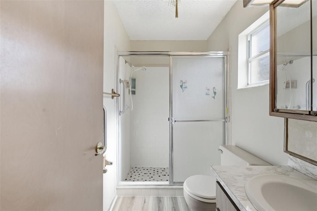 合同活跃: $234,900 (2 贝兹, 2 浴室, 1388 平方英尺)