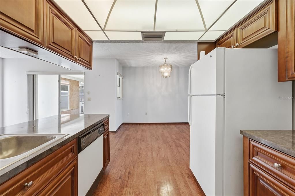 合同活跃: $234,900 (2 贝兹, 2 浴室, 1388 平方英尺)