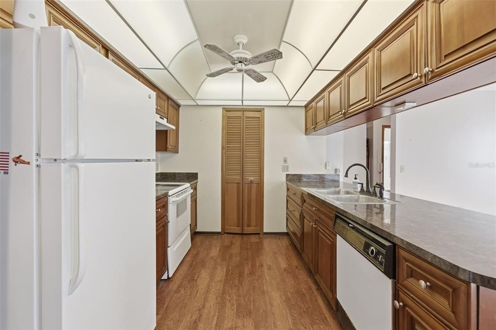 合同活跃: $234,900 (2 贝兹, 2 浴室, 1388 平方英尺)