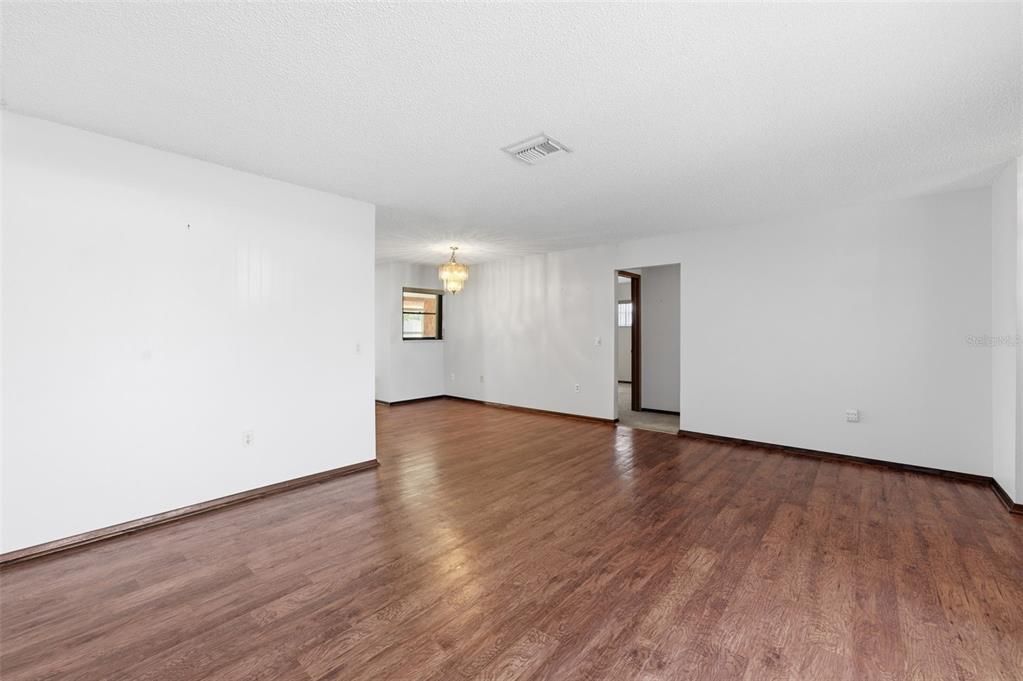 合同活跃: $234,900 (2 贝兹, 2 浴室, 1388 平方英尺)