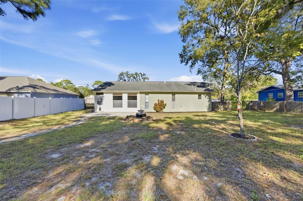 合同活跃: $234,900 (2 贝兹, 2 浴室, 1388 平方英尺)