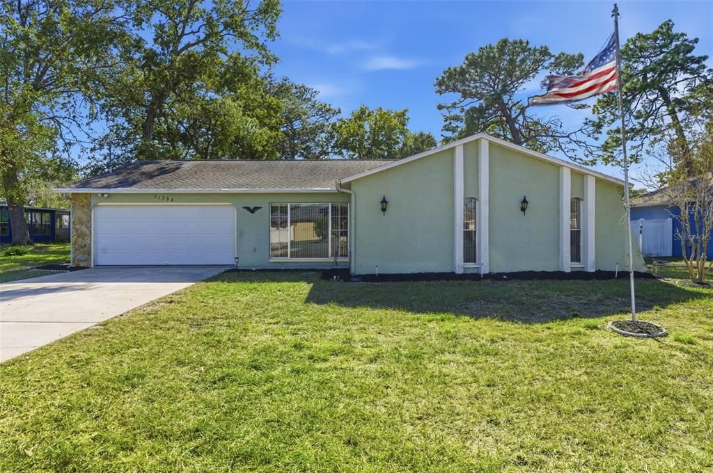 合同活跃: $234,900 (2 贝兹, 2 浴室, 1388 平方英尺)