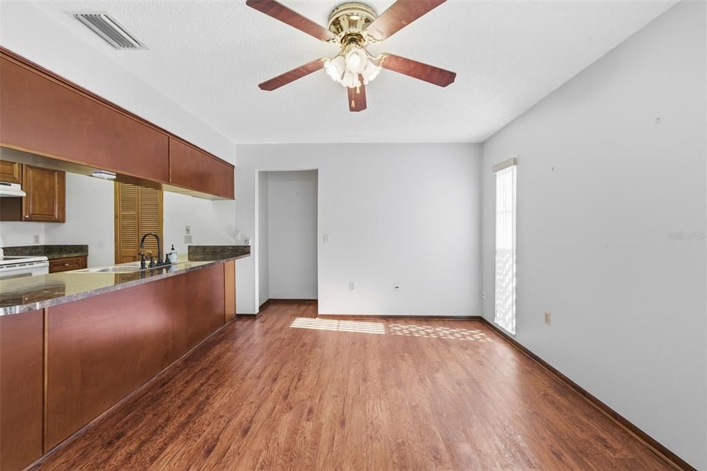 合同活跃: $234,900 (2 贝兹, 2 浴室, 1388 平方英尺)