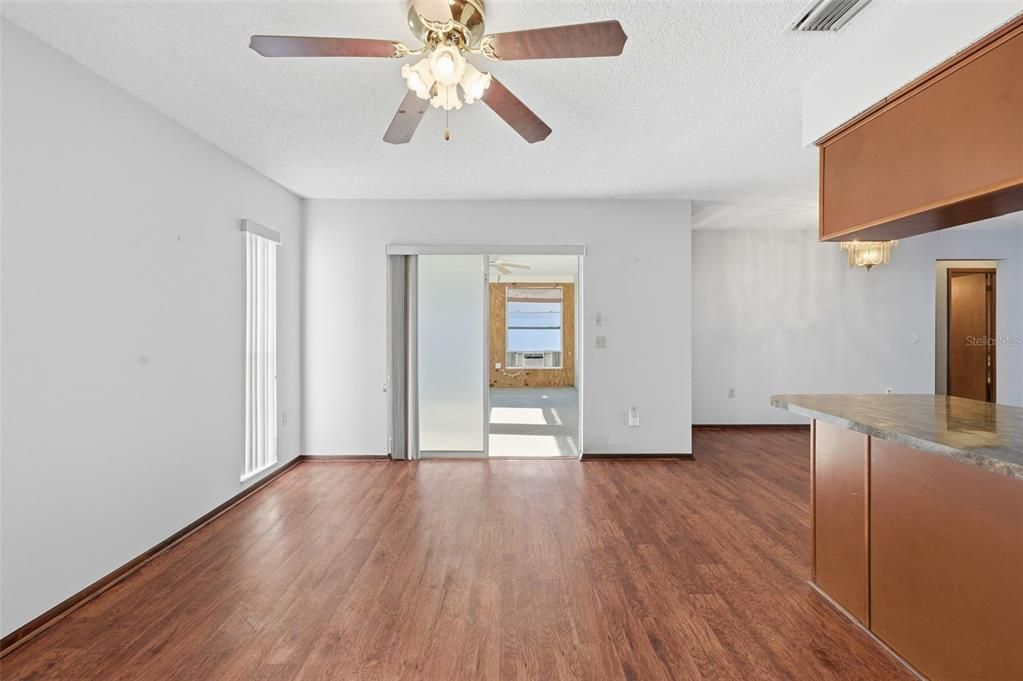 合同活跃: $234,900 (2 贝兹, 2 浴室, 1388 平方英尺)