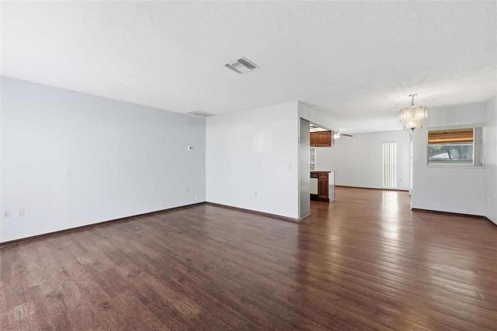 合同活跃: $234,900 (2 贝兹, 2 浴室, 1388 平方英尺)