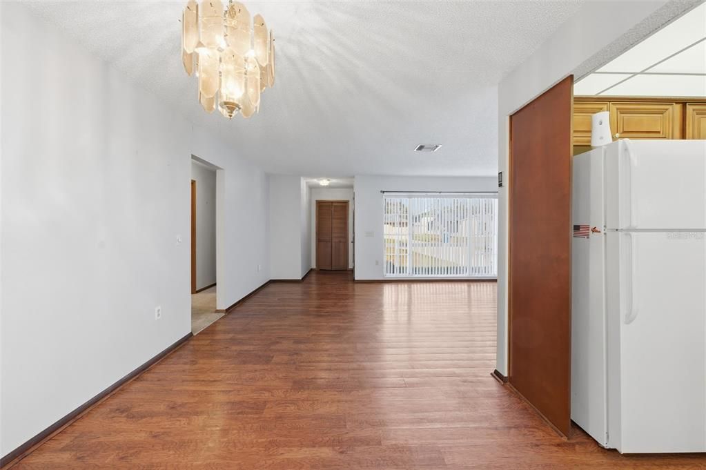 合同活跃: $234,900 (2 贝兹, 2 浴室, 1388 平方英尺)